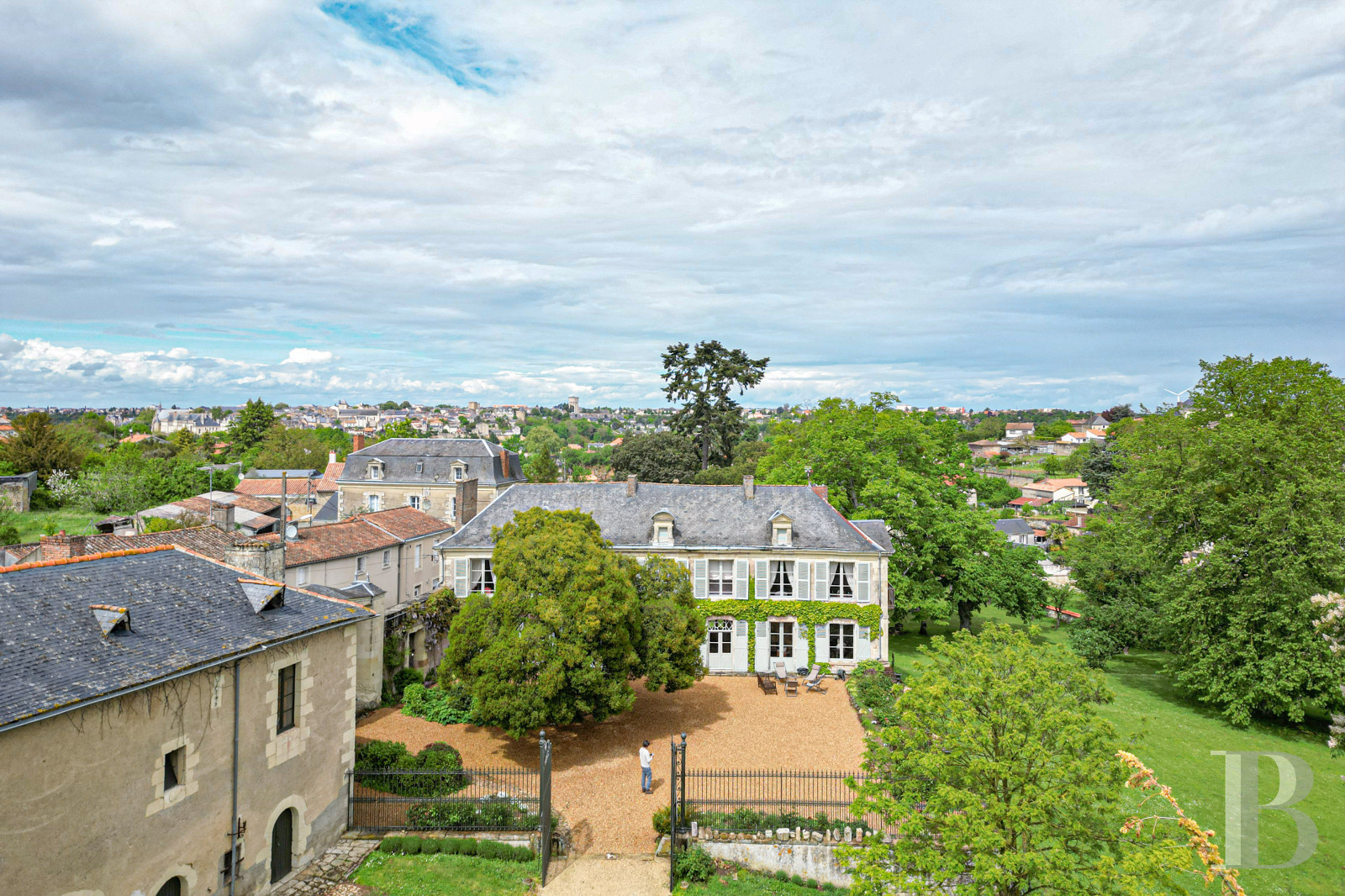 Dans les Deux-Sèvres, à Saint-Jean-de-Thouars, une maison de famille du 19e siècle bordée d’un parc - photo  n°32